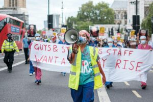 Fresh government pay offer could end NHS consultant strikes
